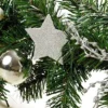 Unyqoos® Decoratieve kerstslinger met dennentakken en zilveren accenten voor binnengebruik