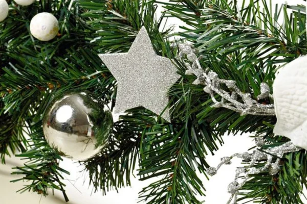 Unyqoos® Decoratieve kerstslinger met dennentakken en zilveren accenten voor binnengebruik