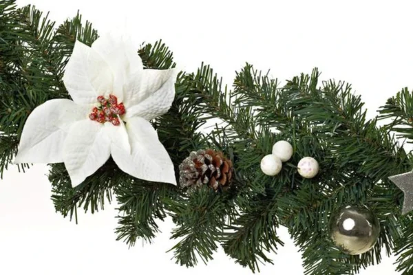 Unyqoos® Decoratieve kerstslinger met dennentakken en zilveren accenten voor binnengebruik