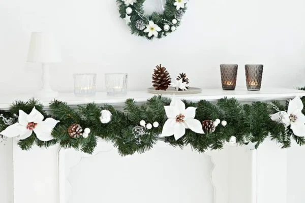 Unyqoos® Decoratieve kerstslinger met dennentakken en zilveren accenten voor binnengebruik