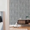 Unyqoos® Vliesbehang met bosmotief en metallic accenten voor een moderne uitstraling