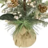 Unyqoos® Kersttafeldecoratie met kunstconiferen en natuurlijke elementen in jute pot