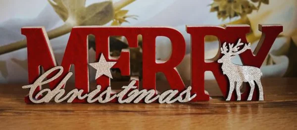 Unyqoos® Feestelijke houten kerstdecoratie met rode en gouden letters en rendier