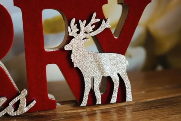Unyqoos® Feestelijke houten kerstdecoratie met rode en gouden letters en rendier
