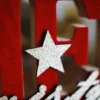 Unyqoos® Feestelijke houten kerstdecoratie met rode en gouden letters en rendier