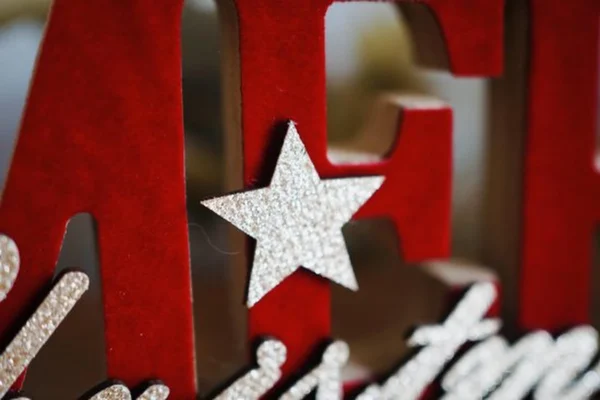 Unyqoos® Feestelijke houten kerstdecoratie met rode en gouden letters en rendier