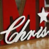 Unyqoos® Feestelijke houten kerstdecoratie met rode en gouden letters en rendier