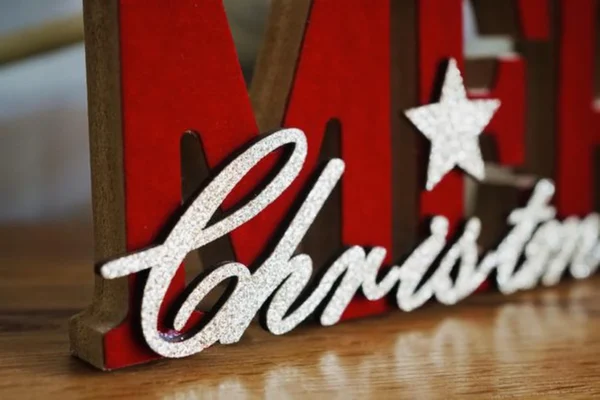 Unyqoos® Feestelijke houten kerstdecoratie met rode en gouden letters en rendier