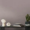 Unyqoos® Hoogwaardig bruin vliesbehang met linnenstructuur voor stijlvolle interieurs