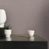 Unyqoos® Hoogwaardig bruin vliesbehang met linnenstructuur voor stijlvolle interieurs