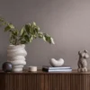 Unyqoos® Hoogwaardig bruin vliesbehang met linnenstructuur voor stijlvolle interieurs