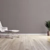 Unyqoos® Hoogwaardig bruin vliesbehang met linnenstructuur voor stijlvolle interieurs