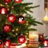 Unyqoos® Set van 16 rode kerstballen met gouden haken en unieke ontwerpen