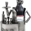 P-87213587448430-20260406105953.webp Unyqoos® Decoratieve metalen wijnfleshouder met barkeeper als uniek geschenkidee